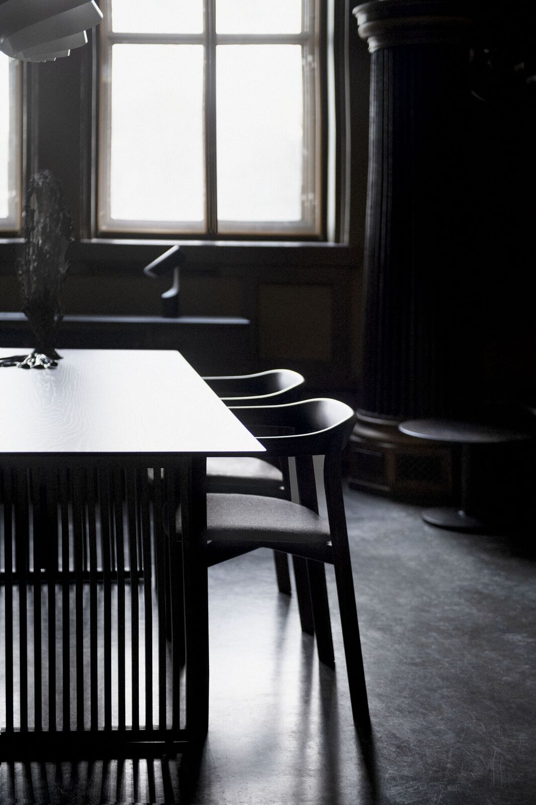 lattice table with holm chairs in smoke 